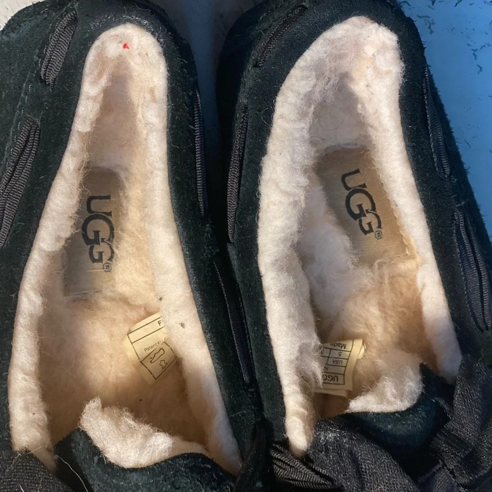 UGG Kids Moccasins in Forest Black Details - Picture 7 of 11